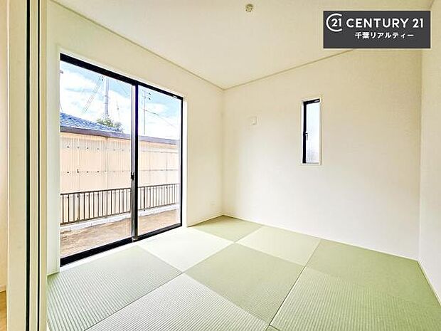 タタミの香りが安らぎを与える、リラックス空間。窓も大きく開放感のある和室となっております。日本人の心感じる「和」の空間。