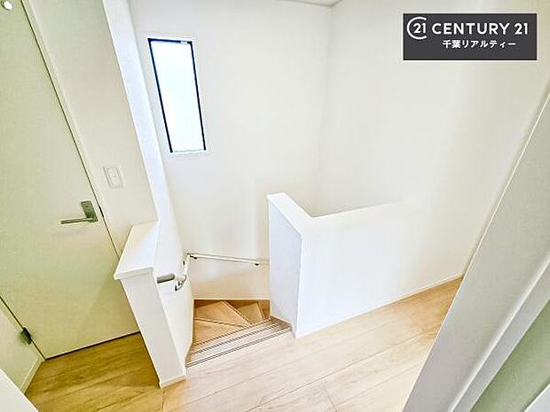 階段は明るく手摺りもついています！お子様やご年配の方も安心してご利用頂けますね！