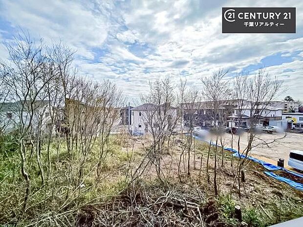 眺望良好なバルコニー。お天気のいい日にはバルコニーへでてリフレッシュするのもいいですね！