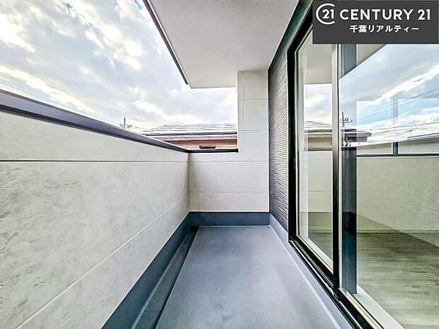 陽当たり良好なバルコニーです!晴れた日には青い空を見渡せる開放的な時間を楽しめます。