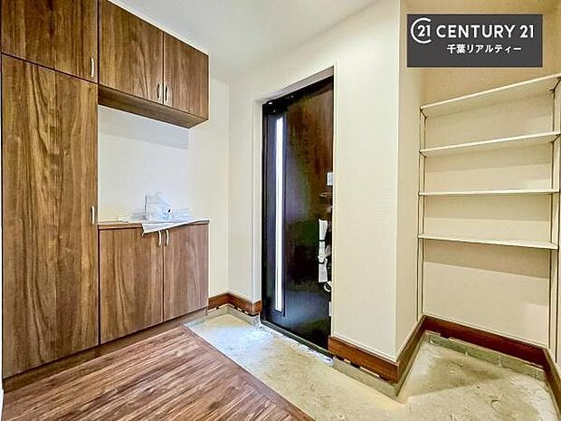 シューズボックス付き。玄関が片付きお掃除がしやすいです！スッキリした玄関で戸を開けた瞬間、清潔感のある心地いい空間が出迎えてくれます。