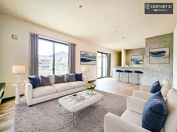 家具はCGパースです。心地良いリビングは家族が自然と集まります。家族団欒の時間が増えそうです。ご家族と、より一層充実した時間を過ごせそうですね。