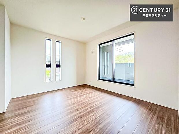 バルコニーへ面した洋室なので天気のいい日はバルコニーへ出てリフレッシュするのもいいですね！充実したプライベートタイムが送れる洋室！陽当たり、風通し良好です。