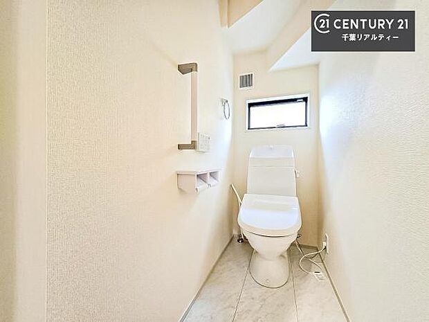 1・2階にトイレがございます！朝の忙しい時間帯も待たずにすみそうですね。白を基調とした清潔感のあるトイレでお手入れがしやすいです！