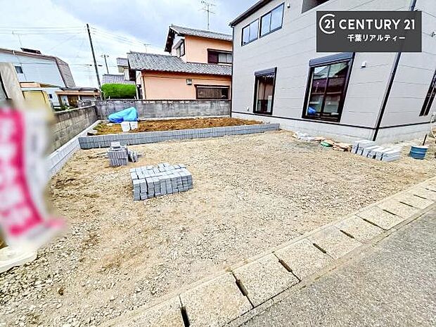 駐車スペースは3台分あります！セカンドカーはもちろん、バイクや自転車なども置き場所に困りません。
