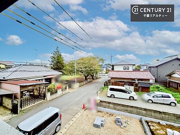 晴れた日には青い空を見渡せる開放的な時間を楽しめます。気持ちの良い風が通り抜ける街並みです！