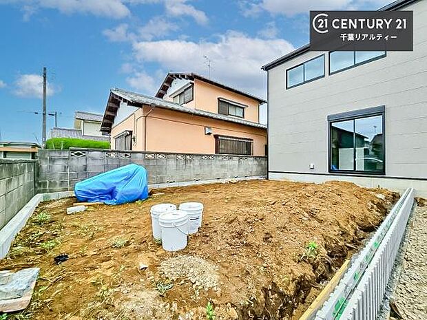 陽当たり良好なお庭です！晴れた日には青い空を見渡せる開放的な時間を楽しめます。ガーデニングや家庭菜園も楽しめます！