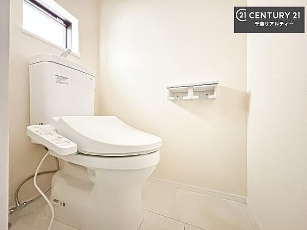 【他号棟施工例】1・2階にトイレがございます!朝の忙しい時間帯も待たずにすみそうですね。白を基調とした清潔感のあるトイレでお手入れがしやすいです!
