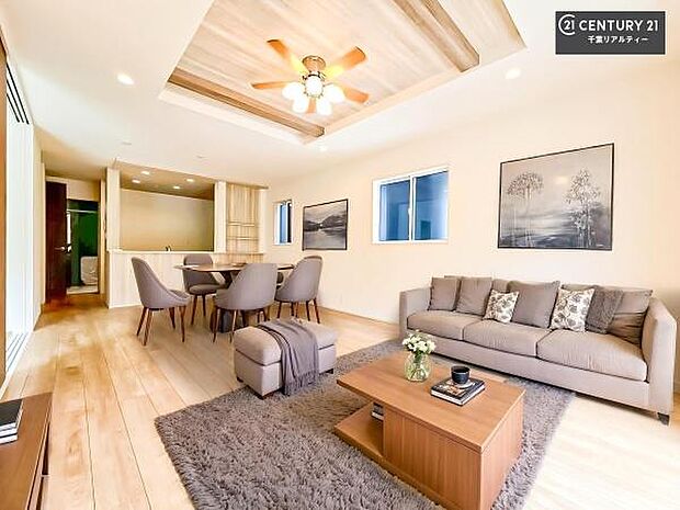 家具はCGパースです。心地良いリビングは家族が自然と集まります。家族団欒の時間が増えそうです。ご家族と、より一層充実した時間を過ごせそうですね。