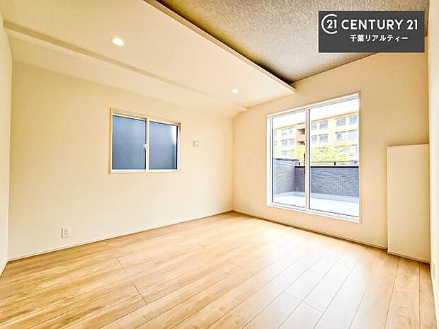 バルコニーへ面した洋室なので天気のいい日はバルコニーへ出てリフレッシュするのもいいですね！充実したプライベートタイムが送れる洋室！陽当たり、風通し良好です。