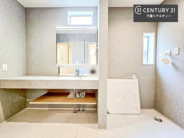 オープンタイプの洗面台は、おしゃれで溝がなくお手入れがしやすい魅力的な洗面台です！毎日の身支度が快適！