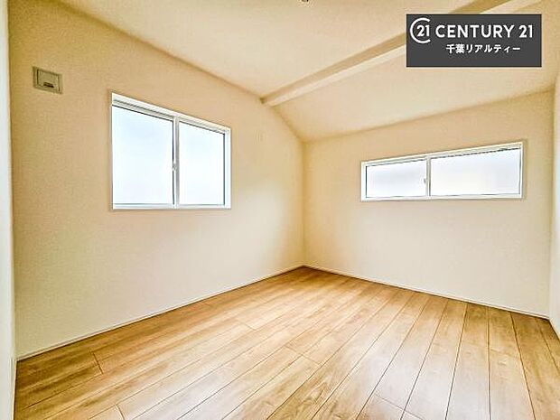 2面採光を確保した明るい室内は、風通しも良く、明るく大変居心地の良い空間となっております。リラックスして過ごせる心地の良いお部屋です！