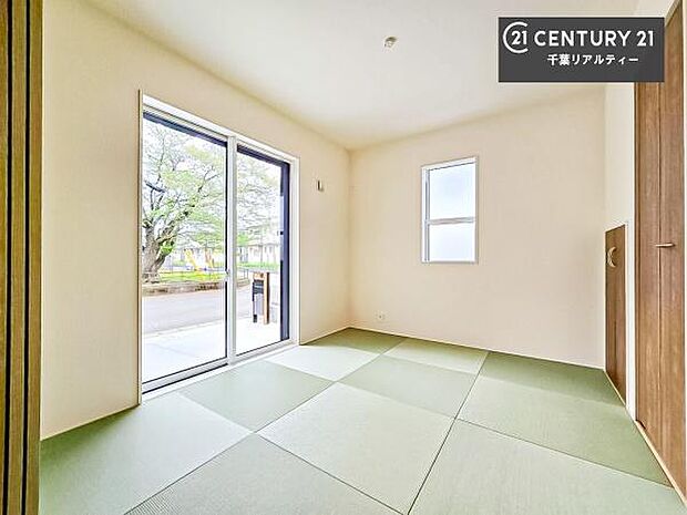 リビングと隣接している和室です！客間としてはもちろん、家事の休憩スペースとして使用するのもいいですね！