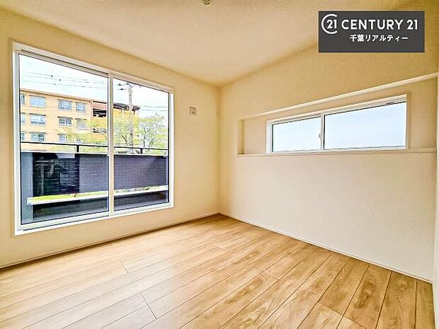 2面採光を確保した明るい室内は、風通しも良く、明るく大変居心地の良い空間となっております。リラックスして過ごせる心地の良いお部屋です！朝の目覚めがスッキリしますね。