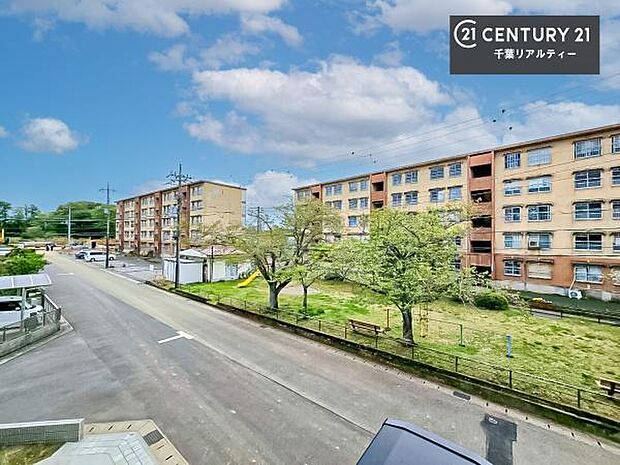 眺望良好なバルコニー。お天気のいい日にはバルコニーへでてリフレッシュするのもいいですね！周囲に高い建物がないので、陽当たりと風通しが良好です！