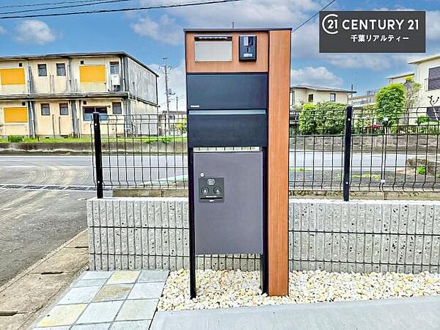 郵便ポスト付きで不在時でも荷物が受け取れてとっても便利！家にいなきゃいけないストレス回避！再配達の手間が省けます！