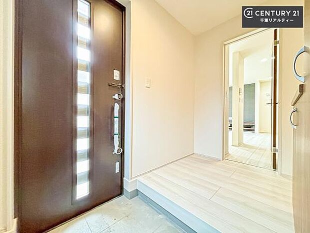 疲れて帰ってきても、ただいま！を言いたくなる、優しく迎え入れてくれる空間になっています。明るく温もり溢れる玄関です！