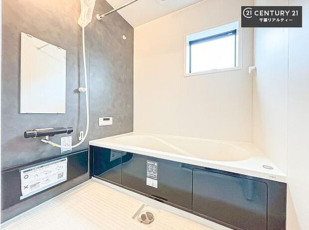 落ち着きある大人の雰囲気のバスルームは、味が出ていてバスタイムが充実！お仕事頑張っているご褒美にお好みの匂いの入浴剤を入れて、楽しんでみてはいかがでしょうか？