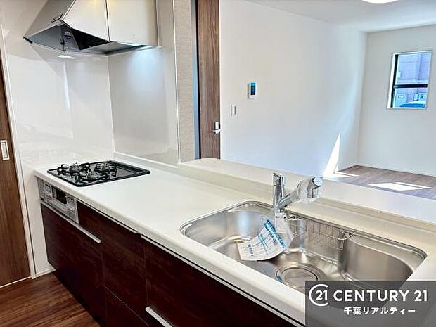 大人気の対面式システムキッチンを採用しています!ご家族のコミュニケーションが自然と増える設計です。お子様にも目が届くので嬉しいですね。収納力もあります!