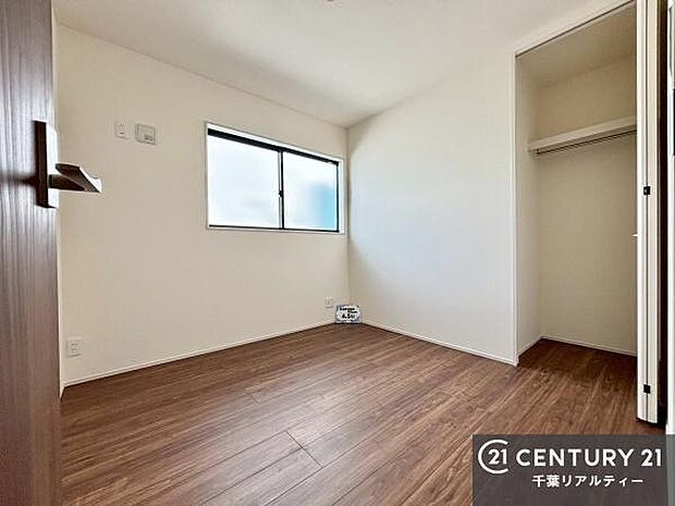 掃き出し窓がないお部屋は、お子様のお部屋としても安心です!収納スペースも充実しているので散らかったお部屋をサッと片付けられます!