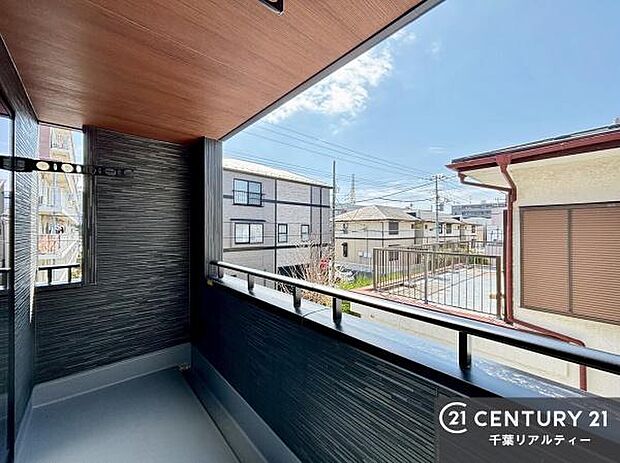 落ち着きある住宅街です!周囲には高い建物がなく、空が広く開放感があり、陽当たりを大きく遮られることもありません!気持ちの良い風が通り抜ける街並みです!