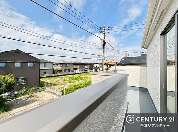 陽当たりの良いバルコニーで、お洗濯物もよく乾きそうですね!お天気の良い日にはバルコニーへ出てリフレッシュするのも気持ちよさそうです。
