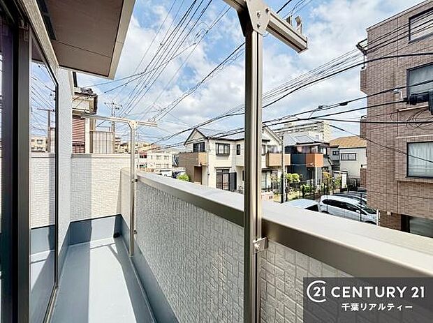 陽当たりの良いバルコニーで、お洗濯物もよく乾きそうですね!お天気の良い日にはバルコニーへ出てリフレッシュするのも気持ちよさそうです。