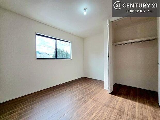 掃き出し窓がないお部屋は、お子様のお部屋としても安心です!収納スペースも充実しているので散らかったお部屋をサッと片付けられます!