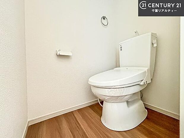 1・2階にトイレがございます！朝の忙しい時間帯も待たずにすみそうですね。白を基調とした清潔感のあるトイレでお手入れがしやすいです！