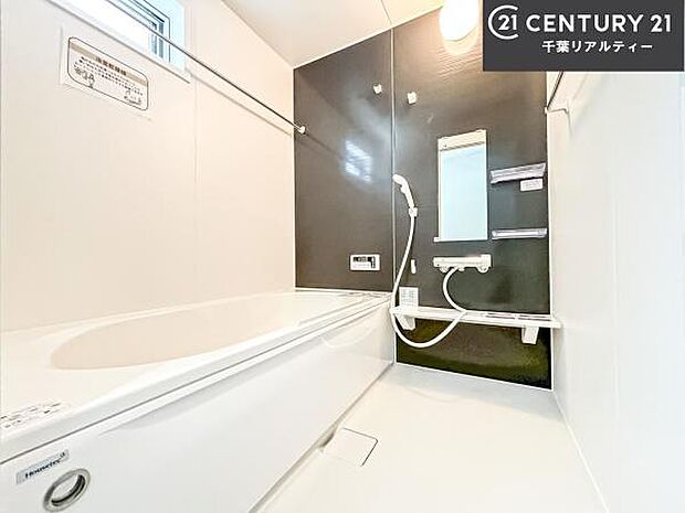 落ち着きある大人の雰囲気のバスルームは、味が出ていてバスタイムが充実!お仕事頑張っているご褒美にお好みの匂いの入浴剤を入れて、楽しんでみてはいかがでしょうか?