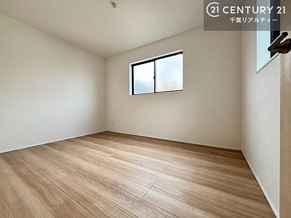 掃き出し窓がないお部屋は、お子様のお部屋としても安心です！収納スペースも充実しているので散らかったお部屋をサッと片付けられます！