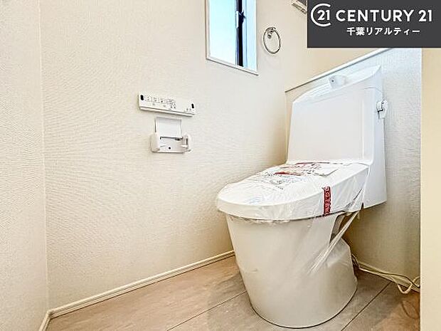 1・2階にトイレがございます！朝の忙しい時間帯も待たずにすみそうですね。白を基調とした清潔感のあるトイレでお手入れがしやすいです！