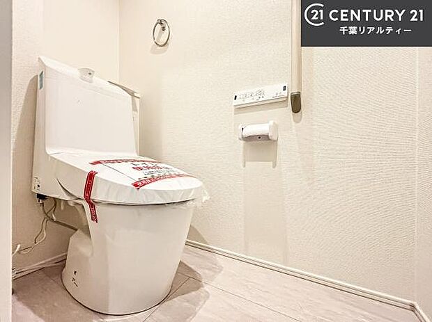 1・2階にトイレがございます！朝の忙しい時間帯も待たずにすみそうですね。白を基調とした清潔感のあるトイレでお手入れがしやすいです！