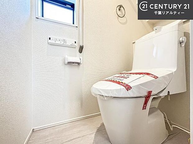1・2階にトイレがございます！朝の忙しい時間帯も待たずにすみそうですね。白を基調とした清潔感のあるトイレでお手入れがしやすいです！