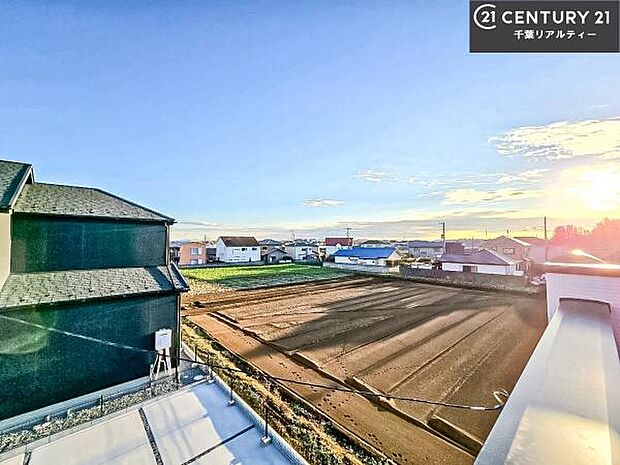 落ち着きある住宅街です！周囲には高い建物がなく、空が広く開放感があり、陽当たりを大きく遮られることもありません！気持ちの良い風が通り抜ける街並みです！