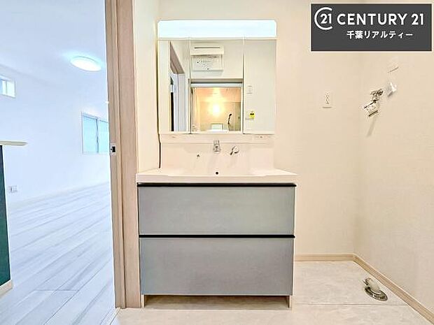 三面鏡仕様の洗面所は、身だしなみがしやすい造り！裏は収納になっています。ドライヤーやお化粧道具を片付けられるので洗面台周りをスッキリと見せることが出来ます！