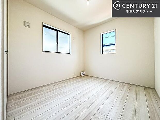 掃き出し窓がないお部屋は、お子様のお部屋としても安心です!収納スペースも充実しているので散らかったお部屋をサッと片付けられます!
