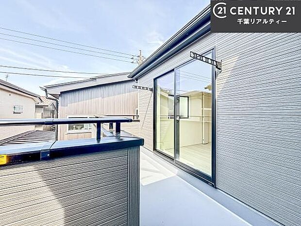 陽当たりの良いバルコニーで、お洗濯物もよく乾きそうですね!お天気の良い日にはバルコニーへ出てリフレッシュするのも気持ちよさそうです。