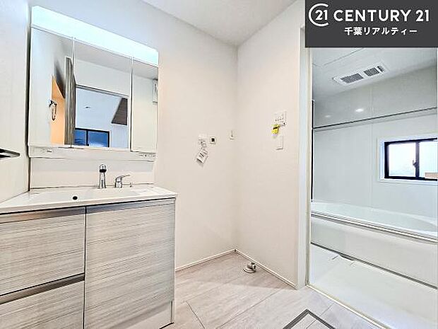 三面鏡仕様の洗面所は、身だしなみがしやすい造り!裏は収納になっています。ドライヤーやお化粧道具を片付けられるので洗面台周りをスッキリと見せることが出来ます!