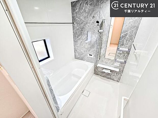 広々バスで一日の疲れをリフレッシュ。足が伸ばせるので、浴槽にもゆったりと浸かれますね!毎日のバスタイムが楽しみになります。