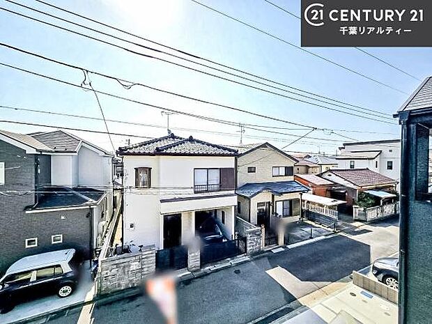 落ち着きある住宅街です!周囲には高い建物がなく、空が広く開放感があり、陽当たりを大きく遮られることもありません!気持ちの良い風が通り抜ける街並みです!
