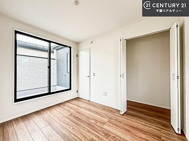 バルコニーに面している洋室です。明るく温もりがあり、換気もしっかりできます!朝起きて、外に出て背伸びをしつつ深呼吸をし良い朝を迎え入れることができます。