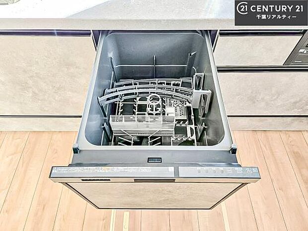 食洗機付き!忙しい時や冬場は手荒れ防止として大活躍します!ビルトイン仕様なので、場所も取らず調理スペースも広く使えて手際よく作業が出来ます!