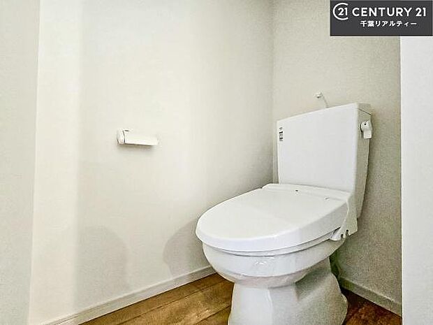 温水洗浄便座につき、冬場は便座が暖かくできるので冷たい便座に座らずに済む嬉しい仕様です!シンプルなカラーを基調としているので、お手入れがしやすいです。