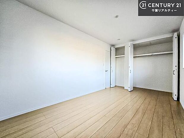 優しい光が差し込む洋室は、朝の目覚めも気持ちが良さそうですね。おうち時間もゆったりと過ごすことができます。優しい色合いのフローリングがどんな家具にもマッチします!