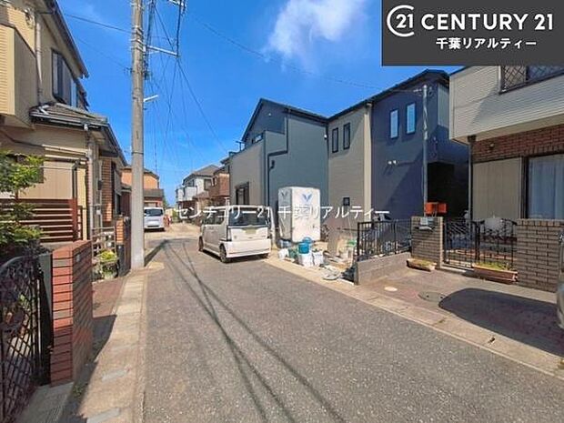 前面道路は4m!陽当り良好な立地です。車庫入れが苦手な方も安心ですね。