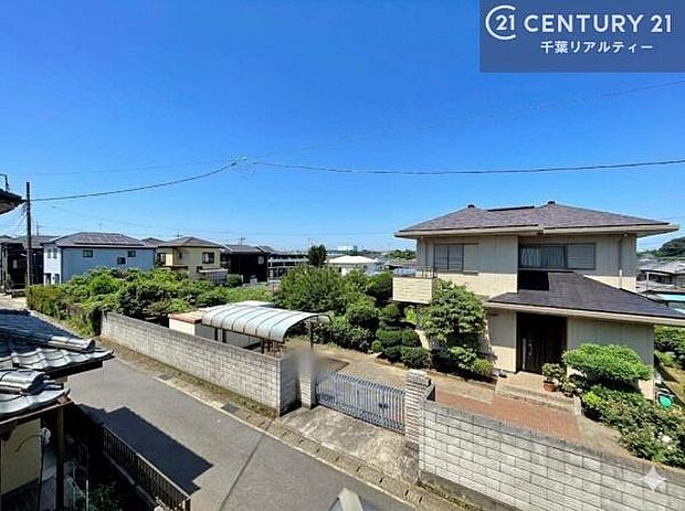 晴れた日には青い空を見渡せる開放的な時間を楽しめます。気持ちの良い風が通り抜ける街並みです!