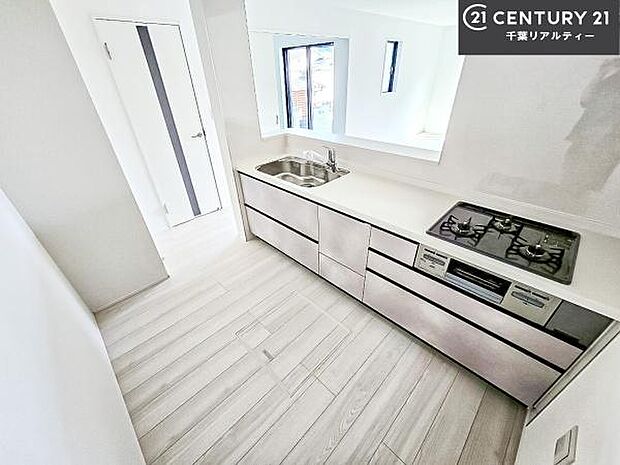 大人気の対面式システムキッチンを採用しています!ご家族のコミュニケーションが自然と増える設計です。お子様にも目が届くので嬉しいですね。広々使えて快適に作業が進みます。