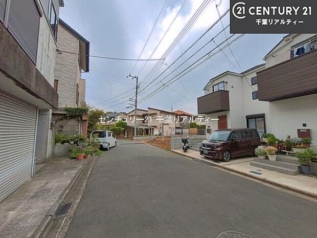 前面道路6.1m!陽当り良好な立地です。車庫入れが苦手な方も安心ですね。