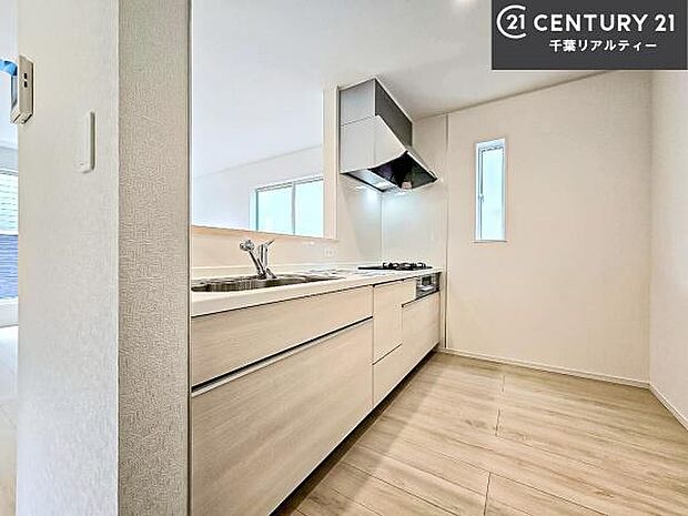 大人気の対面式システムキッチンを採用しています!ご家族のコミュニケーションが自然と増える設計です。お子様にも目が届くので嬉しいですね!広々使えて快適で作業が進みます。